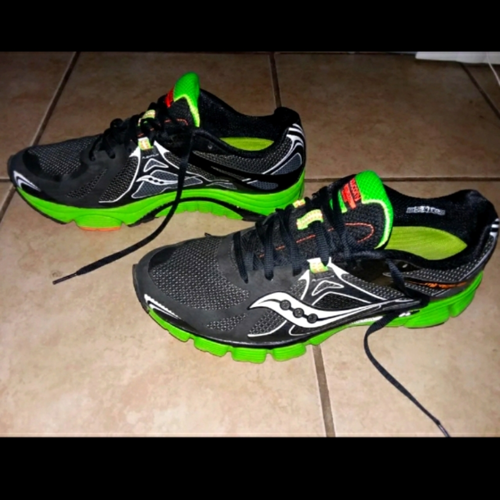 Mens size 10 Saucony running shoes sneakers